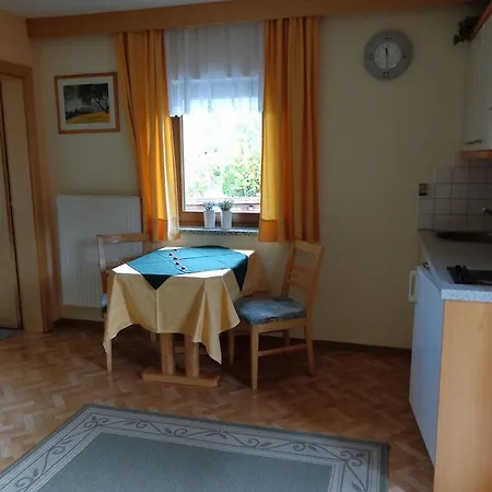 Haus Ahrnspitze Апартаменты Лойташ